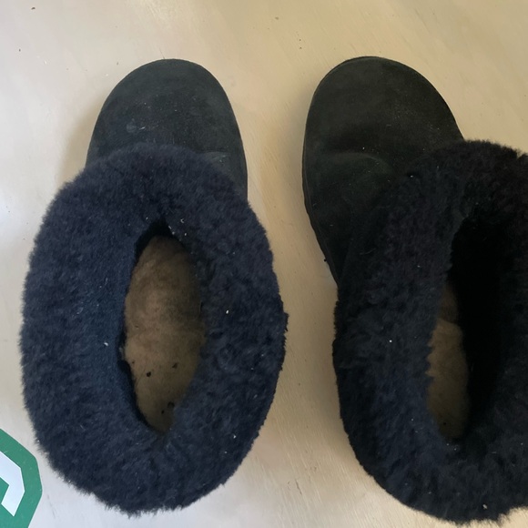 Black Ugg Shearling Lined ankle boot - Picture 4 of 4